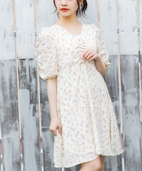 Mysa&Liina（ミーサリーナ）の「フロントシャーリング花柄ミニワンピース（ワンピース・レディース・オフホワイト/ブルー/ブラック・M）」の6枚目の写真