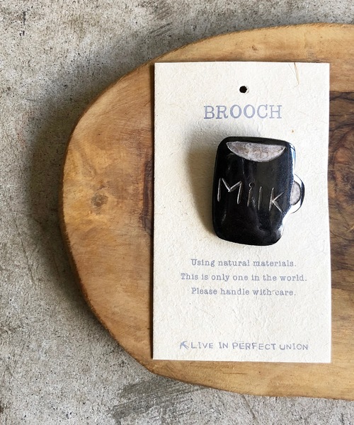 COMMON WARE(コモンウェアー)の「PZM:Bone Brooch ボーン ブローチ(ブローチ/コサージュ・レディース・A/B/E/F/G/H/I/J/L/N/P/Q/S/U/V/W/X/Y/Z/D/C/O/M/T/K・FREE)」の2枚目の写真