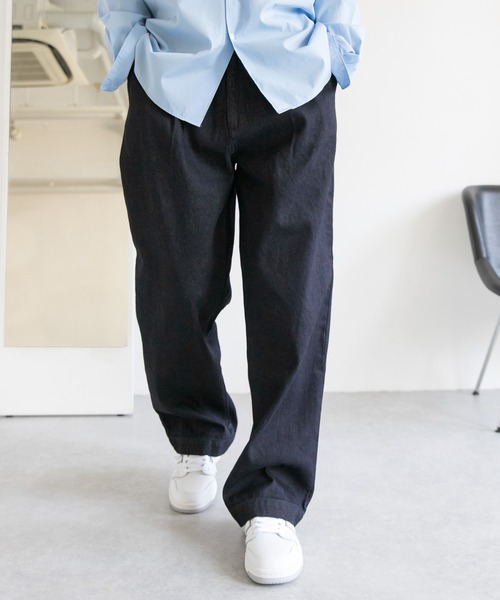 URBAN RESEARCH DOORS（アーバンリサーチドアーズ）の「デニムタックワイドトラウザー（デニムパンツ・メンズ・ネイビー/キナリ・40/38）」の2枚目の写真