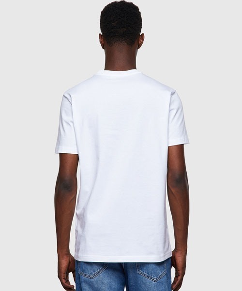 DIESEL（ディーゼル）の「メンズ Tシャツ コンビネーション ロゴ BCI サステナブル（Tシャツ/カットソー・メンズ・ブラック/ホワイト/エンジ・SMALL/MEDIUM/X-LARGE/X-SMALL/LARGE/XX-LARGE/XXX-LARGE）」の4枚目の写真