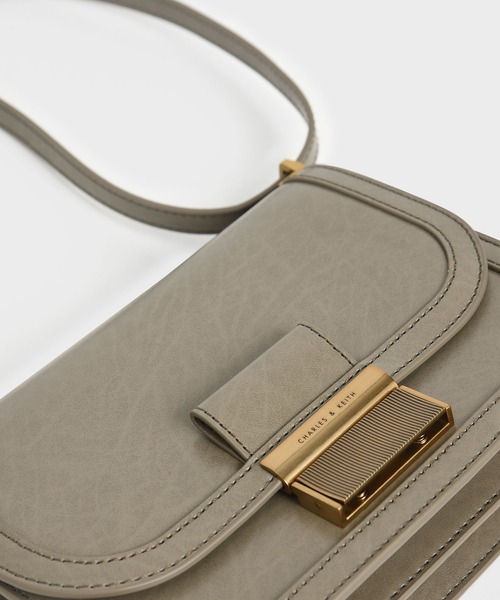 CHARLES & KEITH（チャールズ & キース）の「シャーロット クロスボディバッグ / Charlot Crossbody Bag（ショルダーバッグ・レディース・ブラック/ホワイト系その他/バーガンディー/ライトベージュ・S）」の15枚目の写真