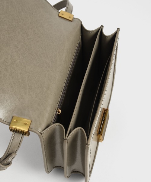 CHARLES & KEITH（チャールズ & キース）の「シャーロット クロスボディバッグ / Charlot Crossbody Bag（ショルダーバッグ・レディース・ブラック/ホワイト系その他/バーガンディー/ライトベージュ・S）」の16枚目の写真