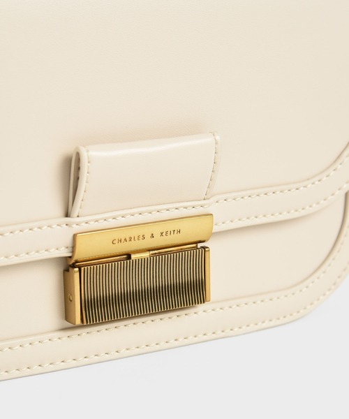 CHARLES & KEITH（チャールズ & キース）の「シャーロット クロスボディバッグ / Charlot Crossbody Bag（ショルダーバッグ・レディース・ブラック/ホワイト系その他/バーガンディー/ライトベージュ・S）」の6枚目の写真