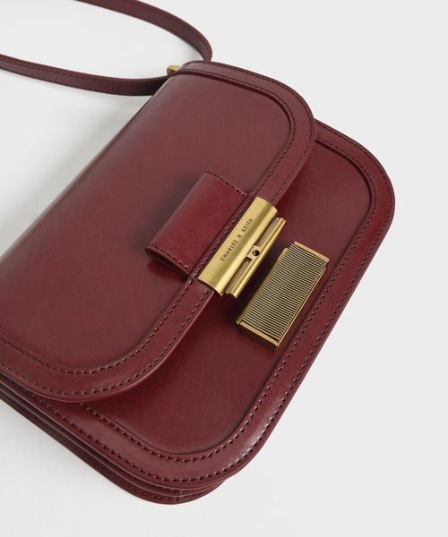 CHARLES & KEITH（チャールズ & キース）の「シャーロット クロスボディバッグ / Charlot Crossbody Bag（ショルダーバッグ・レディース・ブラック/ホワイト系その他/バーガンディー/ライトベージュ・S）」の19枚目の写真