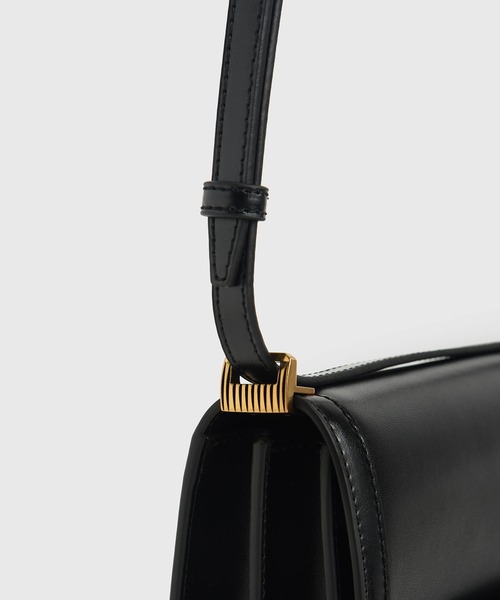 CHARLES & KEITH（チャールズ & キース）の「シャーロット クロスボディバッグ / Charlot Crossbody Bag（ショルダーバッグ・レディース・ブラック/ホワイト系その他/バーガンディー/ライトベージュ・S）」の10枚目の写真