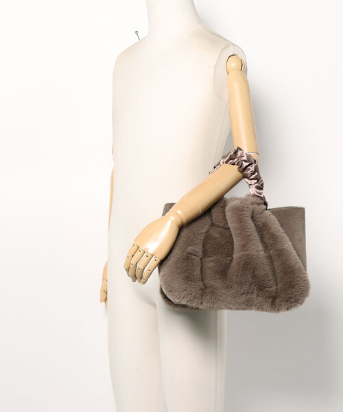 CACHELLIE(カシェリエ)の「【CACHELLIE】フェイクファーハンドバッグ(ハンドバッグ・レディース・ブラック/グレー/Beige・FREE)」の5枚目の写真
