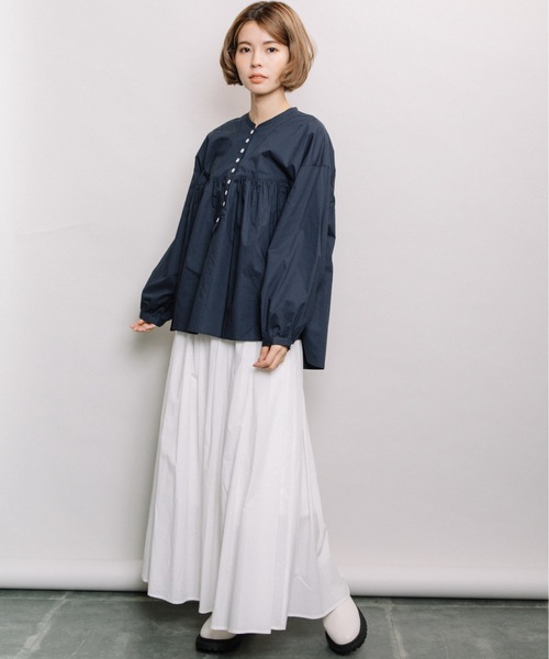 refinedworks（リファインドワークス）の「ギャザー多釦BL（シャツ/ブラウス・レディース・ネイビー/オフホワイト/グリーン・FREE）」の7枚目の写真