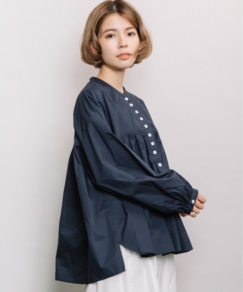 refinedworks（リファインドワークス）の「ギャザー多釦BL（シャツ/ブラウス・レディース・ネイビー/オフホワイト/グリーン・FREE）」の4枚目の写真