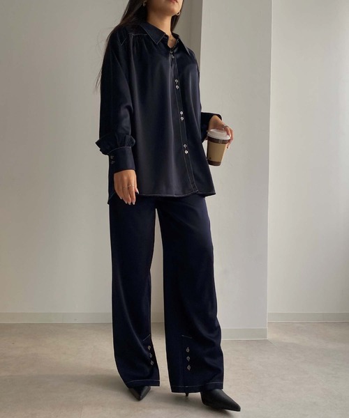 Avvenente(アベネンテ)の「【Avvenente】マットサテンシャツ(シャツ/ブラウス・レディース・ネイビー/ベージュ・FREE)」の4枚目の写真