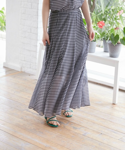 INED CLARO(イネドクラロ)の「シアーギンガムチェックフレアスカート【セットアップ対応】(スカート・レディース・ブラック/レッド/ネイビー・フリー)」の4枚目の写真