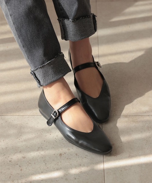 DONOBAN（ドノバン）の「ストラップパンプス（パンプス・レディース・ブラック/ブラウン/アイボリー・22.5cm/23.5cm/24.5cm）」の2枚目の写真