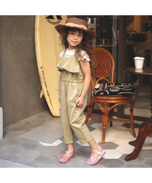 BREEZE（ブリーズ）の「フリルサロペット（サロペット/オーバーオール・キッズ・ベージュ/ブラック・100/80/120/130/110/140/90）」の3枚目の写真