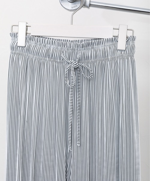 ap retro(アプレトロ)の「プリーツワイドパンツ(その他パンツ・レディース・ホワイト×ブラック/アイボリー/ブラック・FREE)」の5枚目の写真