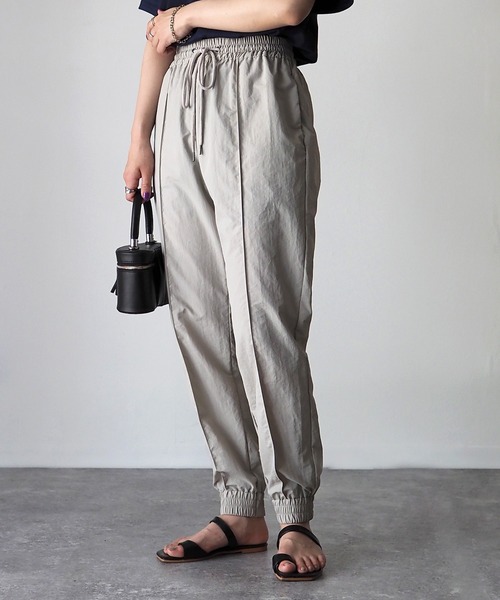 Riberry(リベリー)の「ナイロンジョガーパンツ(その他パンツ・レディース・グリーン/ブラック/グレイッシュベージュ・MEDIUM)」の1枚目の写真