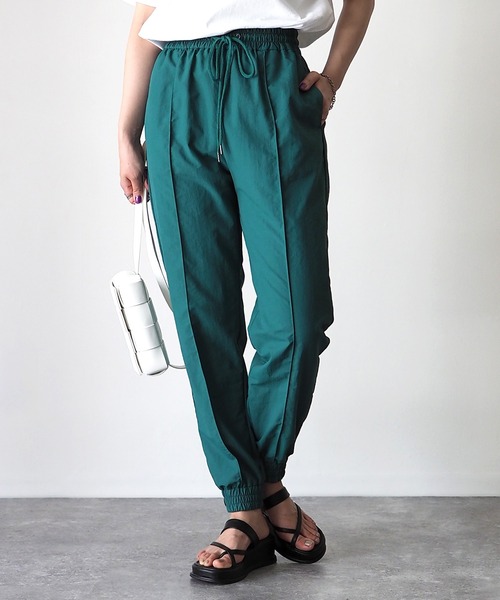 Riberry(リベリー)の「ナイロンジョガーパンツ(その他パンツ・レディース・グリーン/ブラック/グレイッシュベージュ・MEDIUM)」の3枚目の写真