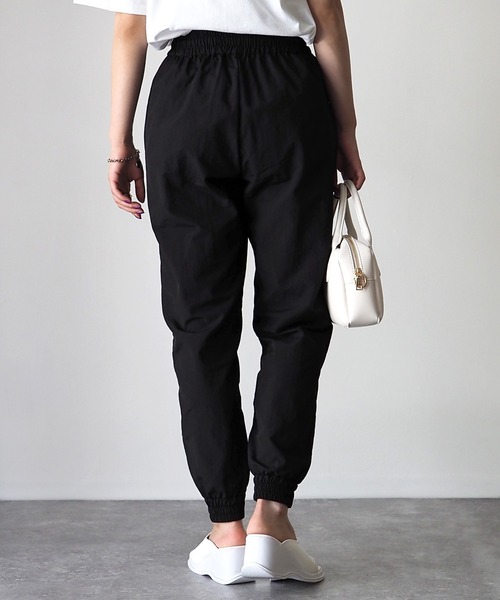 Riberry(リベリー)の「ナイロンジョガーパンツ(その他パンツ・レディース・グリーン/ブラック/グレイッシュベージュ・MEDIUM)」の6枚目の写真