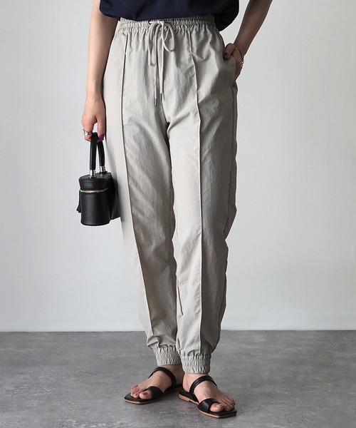 Riberry(リベリー)の「ナイロンジョガーパンツ(その他パンツ・レディース・グリーン/ブラック/グレイッシュベージュ・MEDIUM)」の11枚目の写真