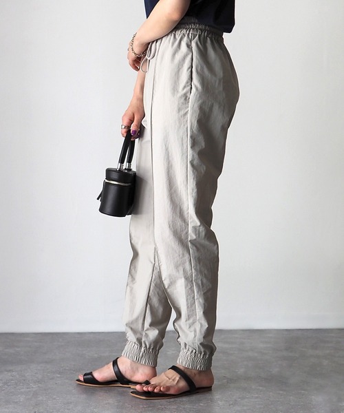 Riberry(リベリー)の「ナイロンジョガーパンツ(その他パンツ・レディース・グリーン/ブラック/グレイッシュベージュ・MEDIUM)」の17枚目の写真