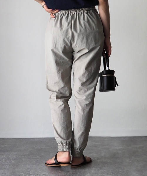 Riberry(リベリー)の「ナイロンジョガーパンツ(その他パンツ・レディース・グリーン/ブラック/グレイッシュベージュ・MEDIUM)」の16枚目の写真