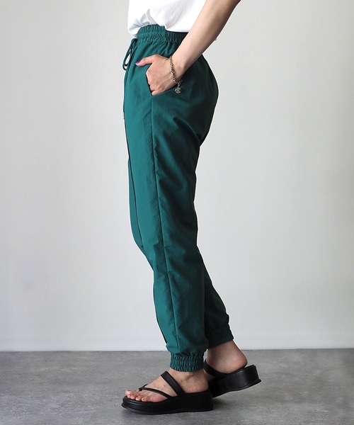 Riberry(リベリー)の「ナイロンジョガーパンツ(その他パンツ・レディース・グリーン/ブラック/グレイッシュベージュ・MEDIUM)」の7枚目の写真