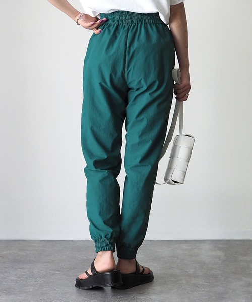 Riberry(リベリー)の「ナイロンジョガーパンツ(その他パンツ・レディース・グリーン/ブラック/グレイッシュベージュ・MEDIUM)」の5枚目の写真