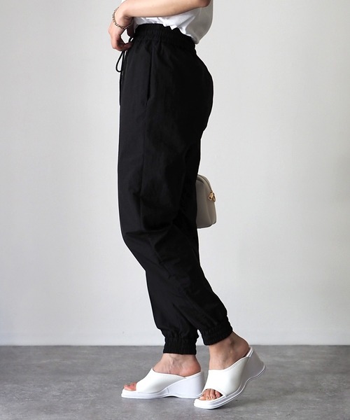 Riberry(リベリー)の「ナイロンジョガーパンツ(その他パンツ・レディース・グリーン/ブラック/グレイッシュベージュ・MEDIUM)」の13枚目の写真