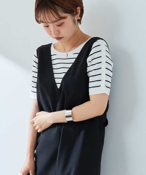 natural couture(ナチュラルクチュール)の「パールをあしらった上品で垢抜けな一枚 パール釦スリットあきリブニット(ニット/セーター・レディース・オフホワイト/グレー/サックスブルー/ピンク/ネイビー/その他1・FREE)」の6枚目の写真