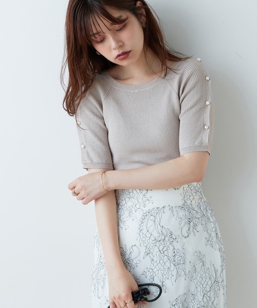 natural couture(ナチュラルクチュール)の「パールをあしらった上品で垢抜けな一枚 パール釦スリットあきリブニット(ニット/セーター・レディース・オフホワイト/グレー/サックスブルー/ピンク/ネイビー/その他1・FREE)」の1枚目の写真