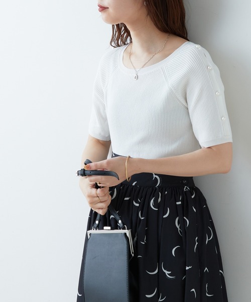 natural couture(ナチュラルクチュール)の「パールをあしらった上品で垢抜けな一枚 パール釦スリットあきリブニット(ニット/セーター・レディース・オフホワイト/グレー/サックスブルー/ピンク/ネイビー/その他1・FREE)」の2枚目の写真