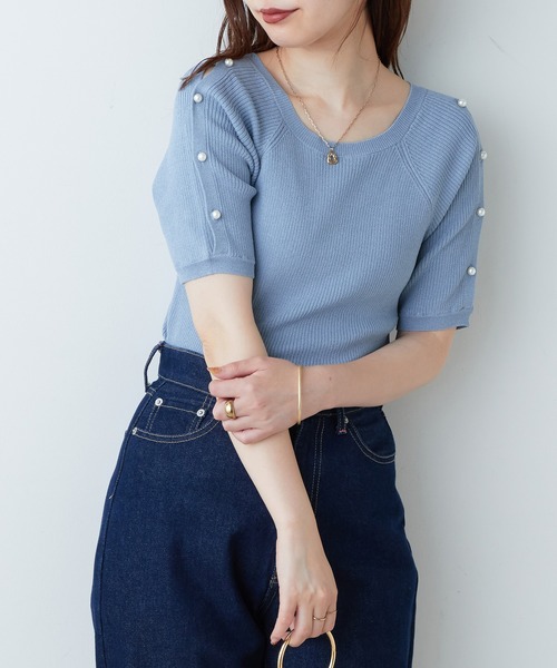 natural couture(ナチュラルクチュール)の「パールをあしらった上品で垢抜けな一枚 パール釦スリットあきリブニット(ニット/セーター・レディース・オフホワイト/グレー/サックスブルー/ピンク/ネイビー/その他1・FREE)」の4枚目の写真