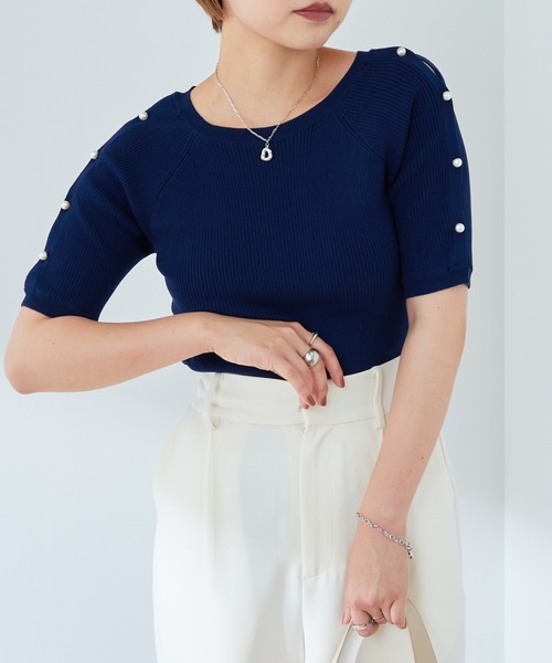 natural couture(ナチュラルクチュール)の「パールをあしらった上品で垢抜けな一枚 パール釦スリットあきリブニット(ニット/セーター・レディース・オフホワイト/グレー/サックスブルー/ピンク/ネイビー/その他1・FREE)」の8枚目の写真