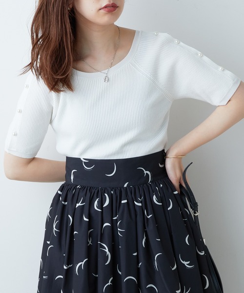 natural couture(ナチュラルクチュール)の「パールをあしらった上品で垢抜けな一枚 パール釦スリットあきリブニット(ニット/セーター・レディース・オフホワイト/グレー/サックスブルー/ピンク/ネイビー/その他1・FREE)」の7枚目の写真