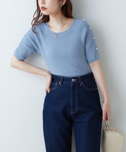 natural couture(ナチュラルクチュール)の「パールをあしらった上品で垢抜けな一枚 パール釦スリットあきリブニット(ニット/セーター・レディース・オフホワイト/グレー/サックスブルー/ピンク/ネイビー/その他1・FREE)」の9枚目の写真