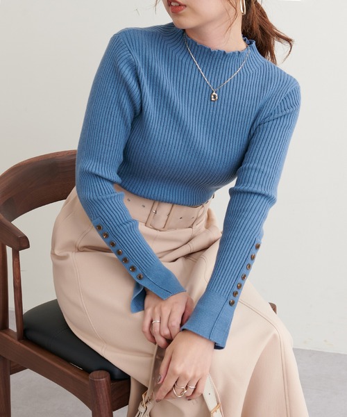 natural couture（ナチュラルクチュール）の「袖口ちび釦プチハイリブニット（ニット/セーター・レディース・オレンジ/ブルー/アイボリー/その他1/スミクロ/ライトベージュ・FREE）」の4枚目の写真