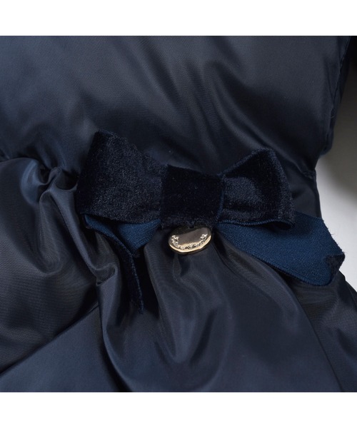 Tartine et Chocolat（タルティーヌエショコラ）の「TartineetChocolat/インスパイアタフタ取り外し可能フード付きリボン裾フリルショートダウンコート(90~140cm)（ダウンジャケット/コート・キッズ・ネイビー/ピンク・130/90/100/120/110/140）」の10枚目の写真