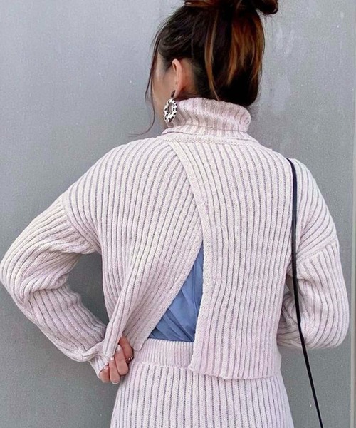 toucher du brise(トゥシェドブリーズ)の「バックシャン スリット ショート丈 ニット(ニット/セーター・レディース・ブラック/オフホワイト/ピンク/カーキ・M)」の2枚目の写真