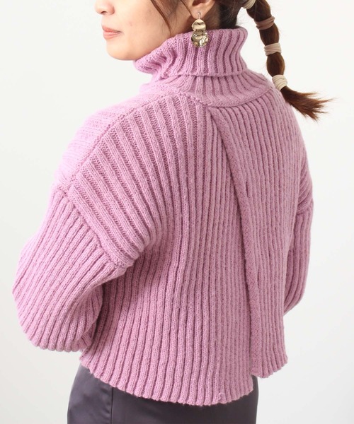 toucher du brise(トゥシェドブリーズ)の「バックシャン スリット ショート丈 ニット(ニット/セーター・レディース・ブラック/オフホワイト/ピンク/カーキ・M)」の1枚目の写真