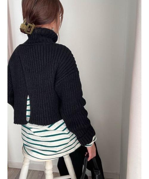 toucher du brise(トゥシェドブリーズ)の「バックシャン スリット ショート丈 ニット(ニット/セーター・レディース・ブラック/オフホワイト/ピンク/カーキ・M)」の3枚目の写真