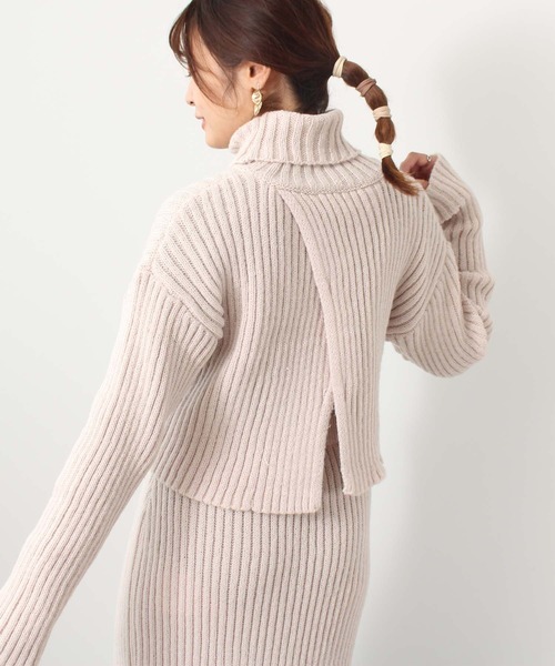 toucher du brise(トゥシェドブリーズ)の「バックシャン スリット ショート丈 ニット(ニット/セーター・レディース・ブラック/オフホワイト/ピンク/カーキ・M)」の13枚目の写真