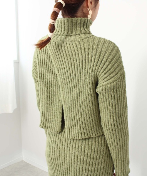 toucher du brise(トゥシェドブリーズ)の「バックシャン スリット ショート丈 ニット(ニット/セーター・レディース・ブラック/オフホワイト/ピンク/カーキ・M)」の12枚目の写真