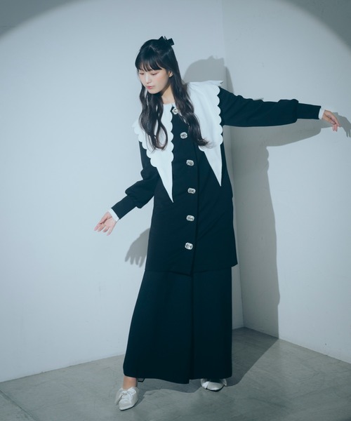 Romansual(ロマンシュアル)の「Romasual/ビジューノーカラーワンピース(ワンピース・レディース・レッド/ブラック・FREE)」の2枚目の写真