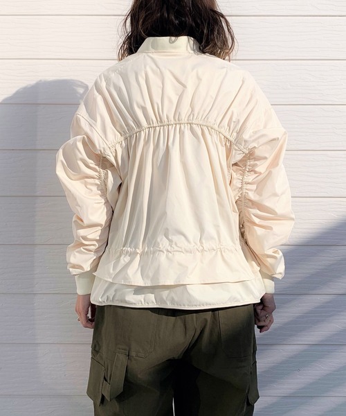 Q（キュー）の「ミリタリーギャザーブルゾン（ブルゾン・レディース・ベージュ/カーキ・MEDIUM）」の5枚目の写真