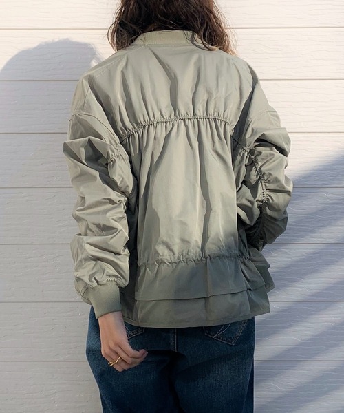 Q（キュー）の「ミリタリーギャザーブルゾン（ブルゾン・レディース・ベージュ/カーキ・MEDIUM）」の11枚目の写真