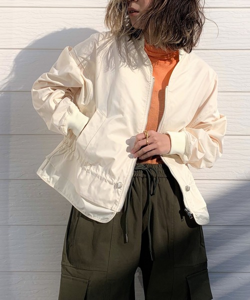 Q（キュー）の「ミリタリーギャザーブルゾン（ブルゾン・レディース・ベージュ/カーキ・MEDIUM）」の19枚目の写真