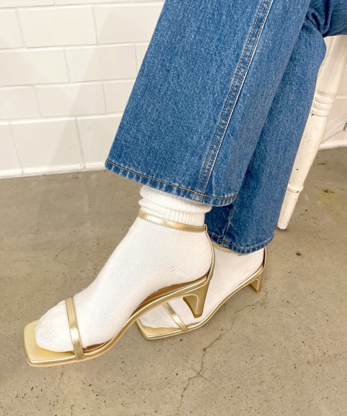 SHENERY（シーナリー）の「スクエアトゥストラップヒールサンダル（サンダル・レディース・ブラック/ゴールド/バーガンディー・38/36/37）」の4枚目の写真