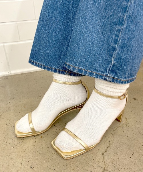 SHENERY（シーナリー）の「スクエアトゥストラップヒールサンダル（サンダル・レディース・ブラック/ゴールド/バーガンディー・38/36/37）」の9枚目の写真