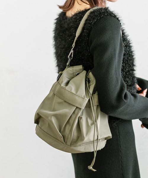 loti（ロティ）の「loti マルチポケット巾着ショルダー（ショルダーバッグ・レディース・ブラック/アイボリー/カーキ・ONE SIZE）」の3枚目の写真