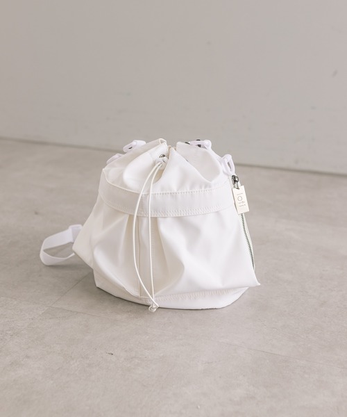 loti（ロティ）の「loti マルチポケット巾着ショルダー（ショルダーバッグ・レディース・ブラック/アイボリー/カーキ・ONE SIZE）」の6枚目の写真