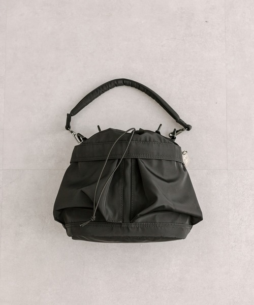 loti（ロティ）の「loti マルチポケット巾着ショルダー（ショルダーバッグ・レディース・ブラック/アイボリー/カーキ・ONE SIZE）」の13枚目の写真