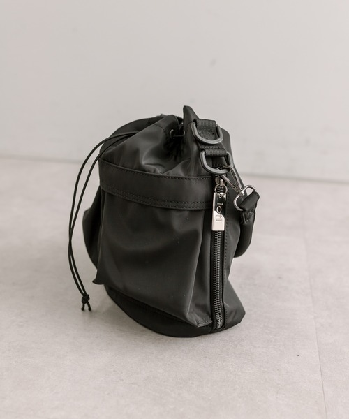 loti（ロティ）の「loti マルチポケット巾着ショルダー（ショルダーバッグ・レディース・ブラック/アイボリー/カーキ・ONE SIZE）」の11枚目の写真